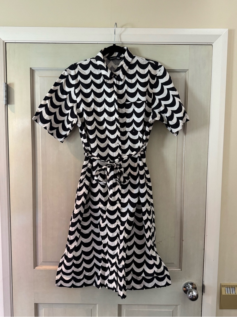 Uniqlo by Marimekko Black and White Wave-Print Midi Dress with Tie Waist